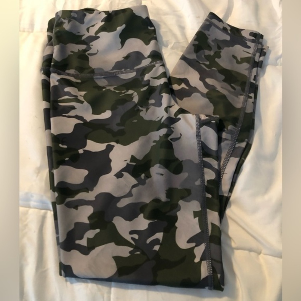NWOT Playground leggings/yoga pants camouflage size M   hidden pocket